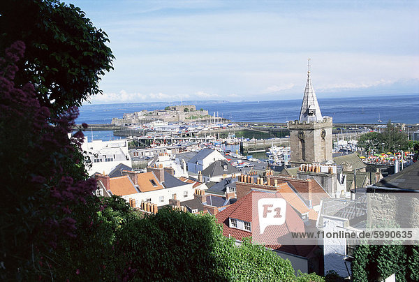 Blick auf St. Peter Port auf Castle Cornet  Guernsey  Kanalinseln  Großbritannien  Europa