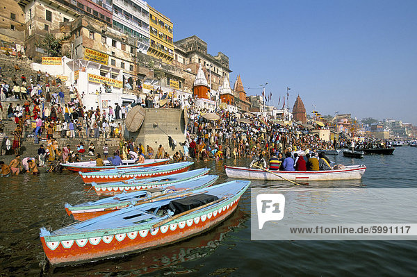 Early morning bathing in the holy river Ganges along Dasaswamedh Ghat  Varanasi (Benares)  Uttar Pradesh state  India  Asia