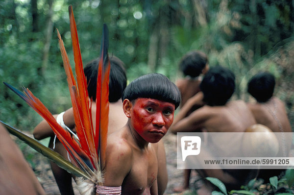 Yanomami Mann machte sich für das Festmahl  Brasilien  Südamerika