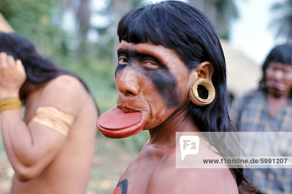 Porträt einer indischen Suya Mann mit Lip-Platte  Brasilien  Südamerika (1971)