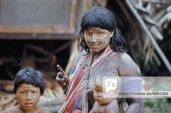 Stark Tirio indischen Frau tragen Perlen  lackiert  mit Kindern  Brasilien  Südamerika