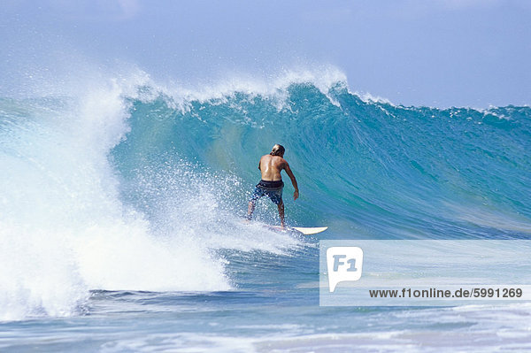 Mann Surfen Praia do Boldro Parque Nacional de Fernando de Norohna Fernando De Noronha Pernambuco Brasilien Südamerika