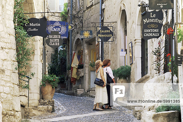 Schaufensterbummel in mittelalterlichen Dorf Straße  St. Paul de Vence  Alpes-Maritimes  Provence  Frankreich  Europa