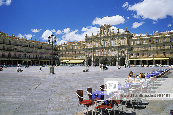 Zwei Mädchen am Café-Tisch  Plaza Mayor  Salamanca  Castilla y Leon  Spanien  Europa