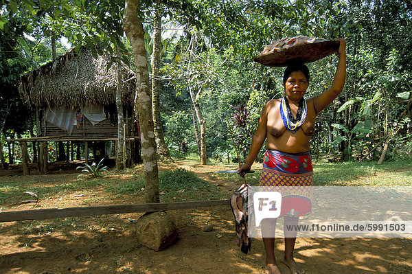 Embera Indianer mit Fisch  Soberania Nationalpark  Panama  Zentralamerika