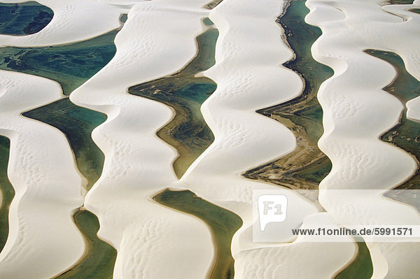 Luftbild der Sanddünen und Lagunen  Teil des Parque Nacional Dos Lencois Maranhenses  Brasilien  Südamerika