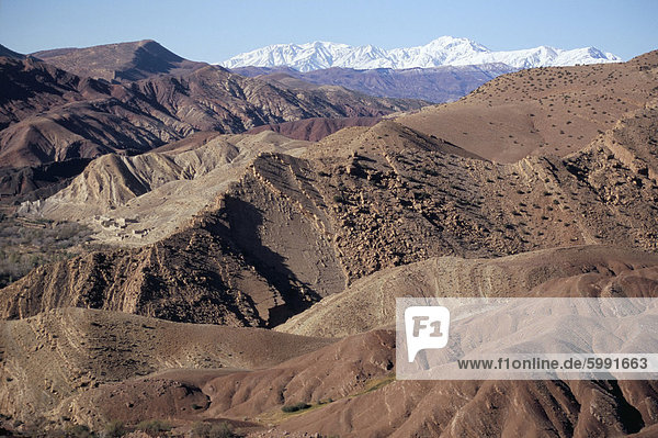 Berge und Dorf in der Nähe von Telouet  hohe Atlasgebirge  Marokko  Nordafrika  Afrika
