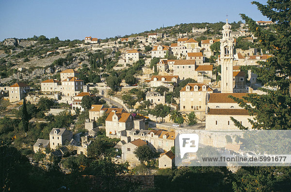 Stadt von Lozisca über steile Schlucht  Lozisca  Insel Brac  Dalmatien  Kroatien  Europa