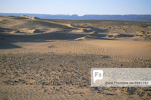 Anti-Atlas-Gebirge aus den Dünen von Erg Al Hatin  Draa-Tal  Marokko  Nordafrika  Afrika