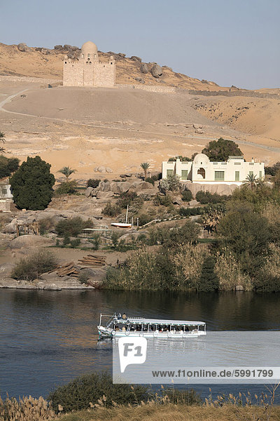 Mit Blick auf den Nil und das Mausoleum des Aga Khan  Aswan  Ägypten  Nordafrika  Afrika