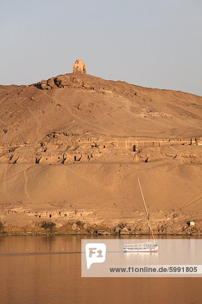 Mit Blick auf den Fluss Nil und die Gräber von den Adligen  Aswan  Ägypten  Nordafrika  Afrika