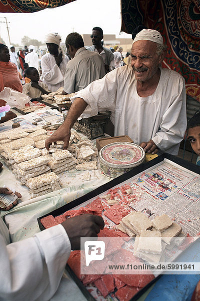 Sudanesische Süßigkeiten werden bei einem Festival feiert Geburtstag des Prophets  Shendi  Sudan  Afrika verkauft.