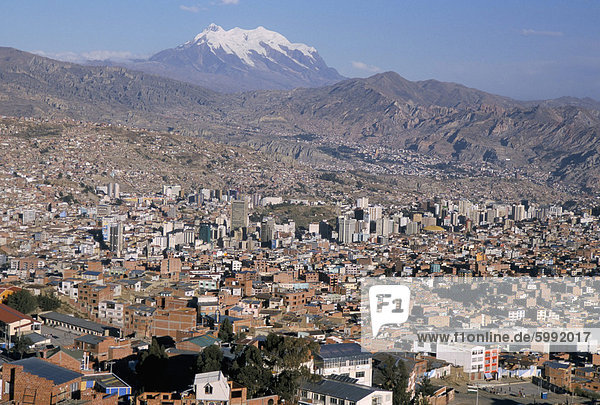Blick über die Stadt von El Alto  mit Illimani Vulkan in Ferne  La Paz  Bolivien  Südamerika