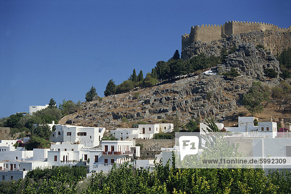 Die Akropolis und das Dorf von Lindos auf Rhodos  Dodekanes  griechische Inseln  Griechenland  Europa