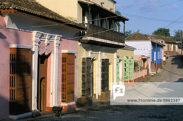 Gebäude Straße Großstadt Westindische Inseln Mittelamerika UNESCO-Welterbe Kuba