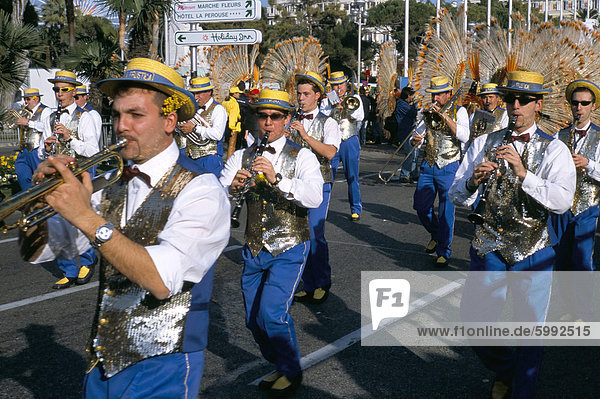 Musiker in der Parade  Schlacht der Blumen  Karneval  Promenade des Anglais  Nizza  Alpes Maritimes  Provence  Frankreich  Europa