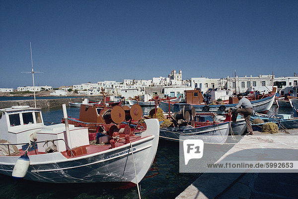 Fischerboote im Hafen von Naoussa auf Paros  Kykladen  griechische Inseln  Griechenland  Europa