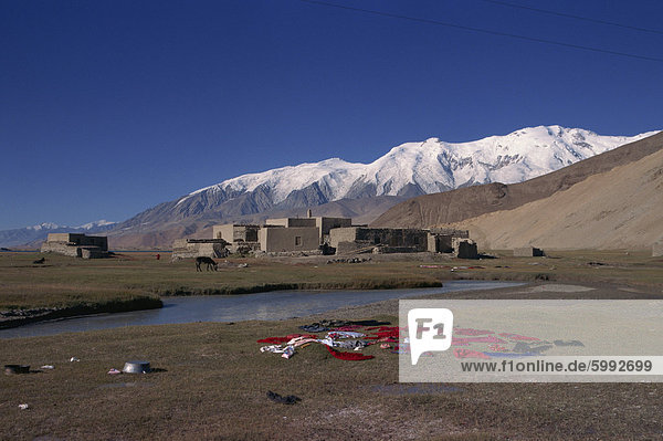 Karakul-See und Khirghiz Dorf  Provence Xinjiang  China  Asien
