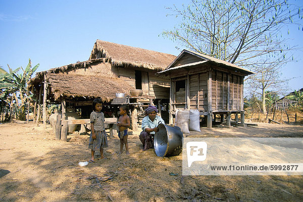 Außenaufnahme Frau Wohnhaus Reinigung Südostasien Vietnam Asien Kambodscha