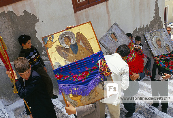 Menschen  die die Symbole während der Feier von Lambri Triti  Inseln östlichen orthodoxen christlichen Festival  Olymbos (Olimbos)  Karpathos  Dodecanese  Griechenland  Mittelmeer  Europa