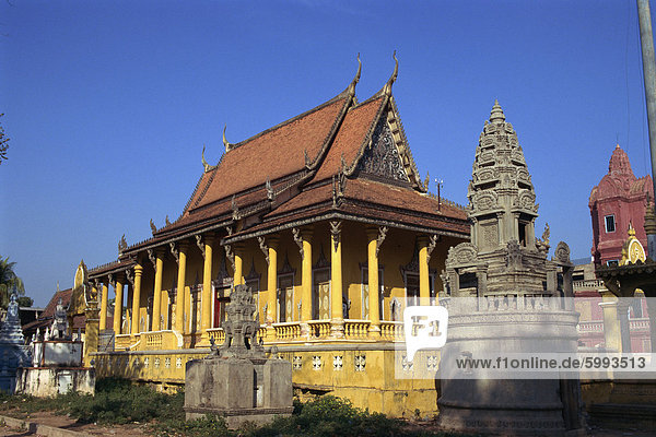 Aussenansicht von der Saravan Pagode  buddhistischer Tempel  auf dem Tonle Sap Fluss in Phnom Penh  Kambodscha  Indochina  Südostasien  Asien