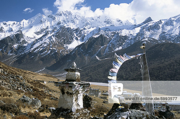 Gebetsfahnen am Kyanjin Gompa  Langtang  Himalaya  Nepal  Asien