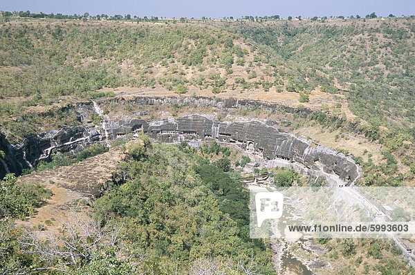 Höhlentempel  1500 Jahre alt  geschnitzt in Basalt Felsen oberhalb Waghore River  Ajanta  UNESCO Weltkulturerbe  Maharashtra  Indien  Asien