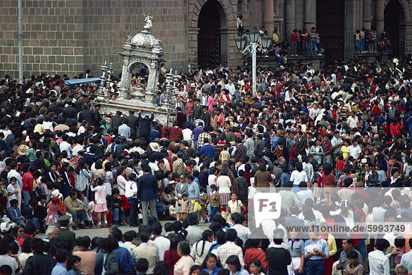 Menschenmassen um einen Schrein während des Corpus Christi-Festivals in Cuzco  Peru  Südamerika