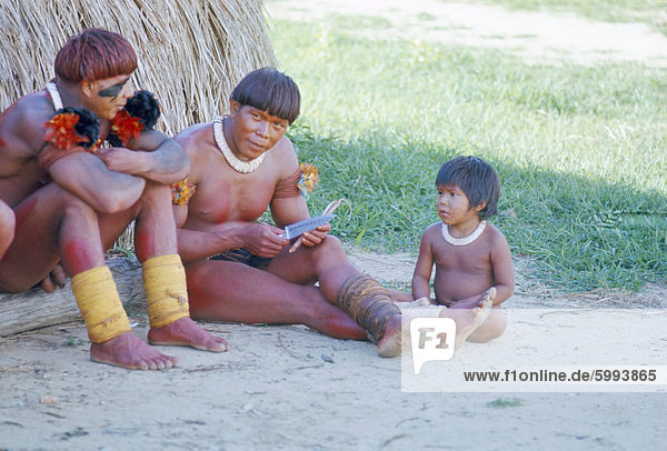 Kamayura indische Männer und Kind  Xingu-Gebiet  Brasilien  Südamerika