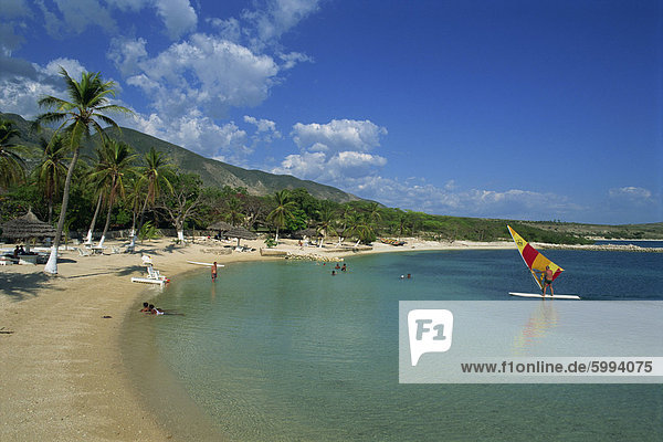 Der Strand am Kyona Beach Club  in der Nähe von Port au Prince  Haiti  Karibik  Caribbean  Mittelamerika