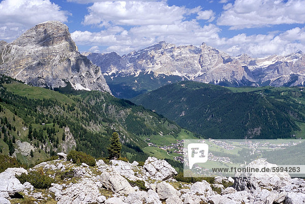 Tal östlich von Grödner Joch mit Ortschaften Colfosco (Kolfuschg) und Corvara  Dolomiten  Südtirol  Italien  Europa