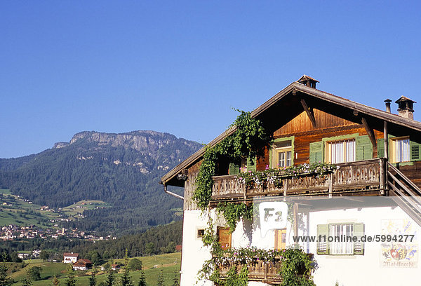 Europa Tradition Wohnhaus über Dorf Dolomiten Gebirgskamm Trentino Südtirol unterhalb Italien