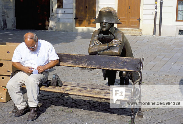 Mann auf der Parkbank und Statue von Napoleon  sich Square  Bratislava  Slowakei  Europa