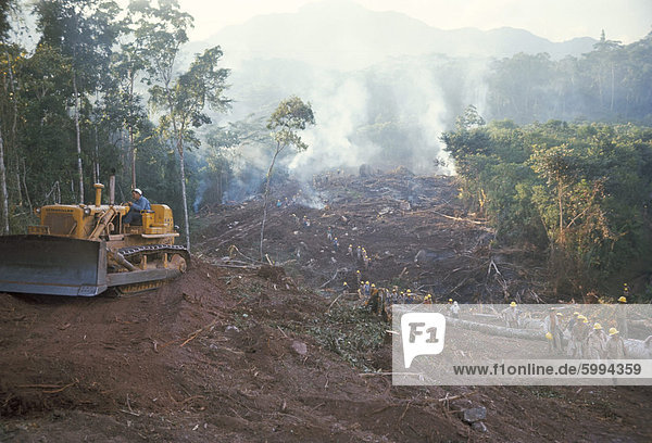 Löschen von Wald für den Bau der Autobahn Waldrand in hoher Dschungel Region Tarapoto  Peru  Südamerika