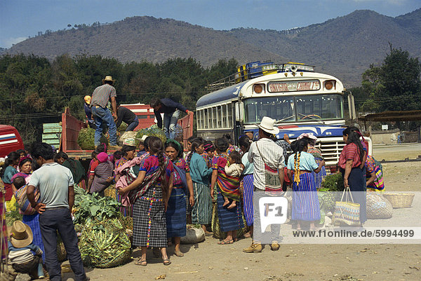 Männer und Frauen an der Bushaltestelle  während der Markt der Montag auf Antigua  Guatemala  Zentralamerika