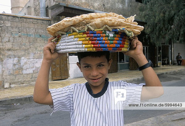 Junge verkaufen Brot im armenischen Gebiet  Aleppo  Syrien  Naher Osten