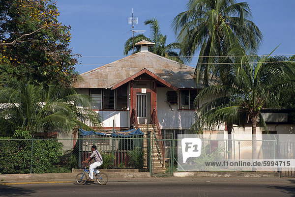 Dach Wohnhaus See gewellt typisch Südamerika Venezuela