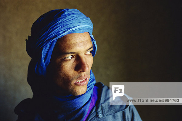 Bedouin man  Hassi Labiad near Merzouga  Morocco  North Africa  Africa