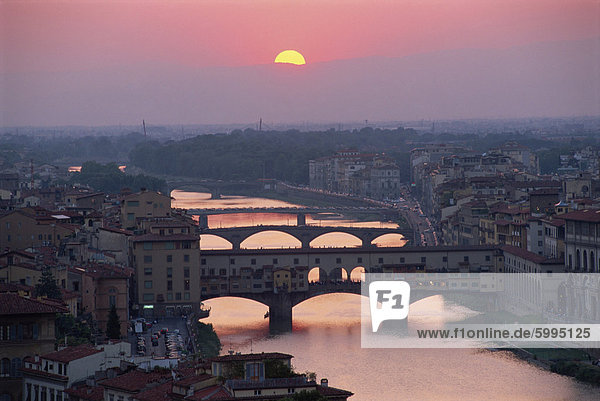 Die Ponte Vecchio und andere Brücken über den Fluss Arno bei Sonnenuntergang in der Stadt Florenz  Toskana  Italien  Europa