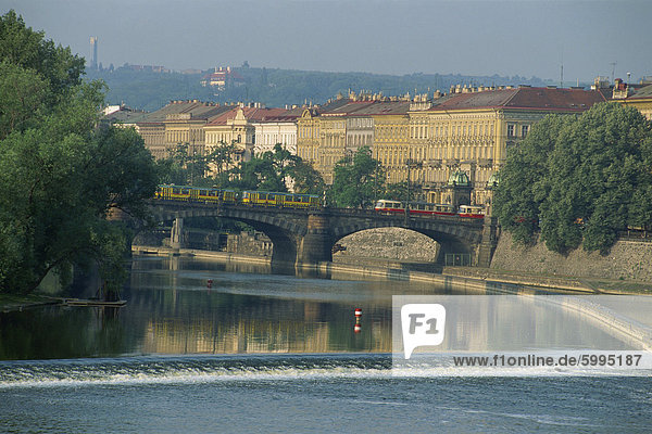 Brücke und Wehr auf der Moldau  Prag  Tschechische Republik  Europa