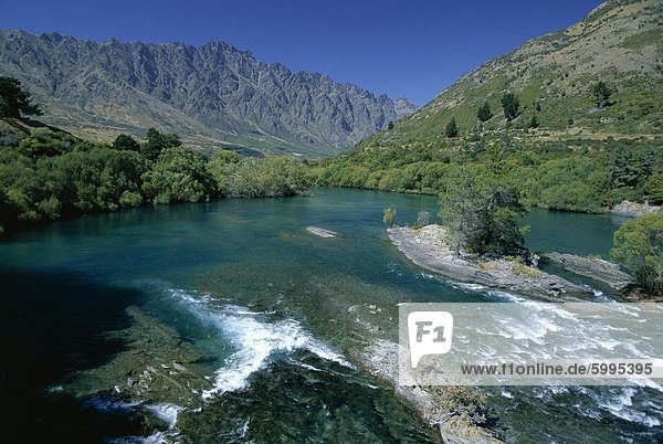 Der Kawarau River der Abfluss des Lake Wakatipu bei Frankton in der Nähe von Queenstown mit den Remarkables darüber hinaus Otago Südinsel Neuseeland Pazifik