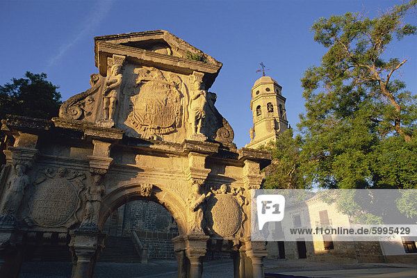 Das 16. Jahrhundert dekorative Brunnen in der Plaza Santa Maria bei Sonnenaufgang mit Kathedrale Glockenturm jenseits  Baeza  Jaen  Andalusien (Andalusien)  Spanien  Europa