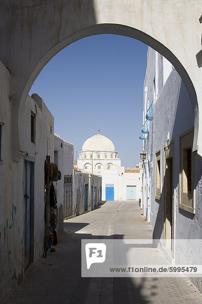 Straße in der Altstadt (Medina)  Kairouan  Tunesien  Nordafrika  Afrika