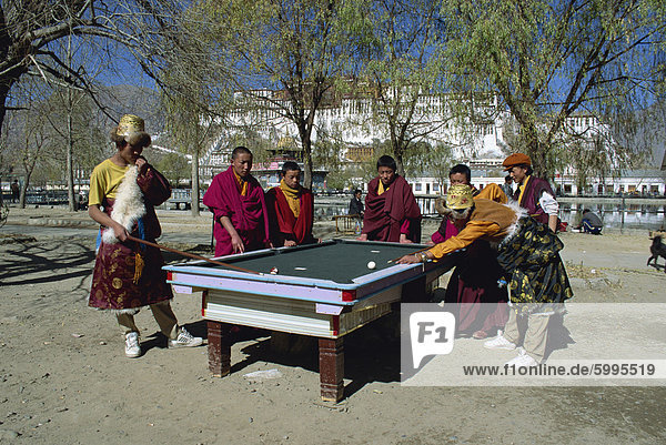 Einheimischen spielen Pool mit Potala-Palast in Hintergrund  Lhasa  Tibet  China  Asien