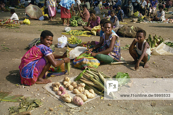 Frauen verkaufen Bananen und Gemüse auf einem Markt in Madang  Papua-Neuguinea  Pazifik-Inseln  Pazifik