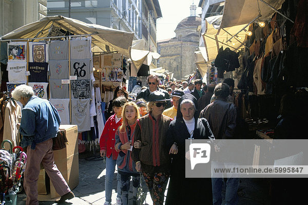 Shopper neben der Mercato Centrale  Florenz  Toskana  Italien  Europa