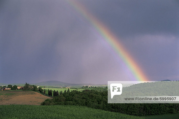 Regenbogen nach einem Sturm  Trequanda  in der Nähe von Asciano  Toskana  Italien  Europa