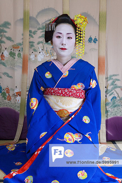 Porträt eines Geisha in einer traditionellen japanischen Stil-Tatami-Matte Zimmer  Kyoto  Kansai Region  Honshu  Japan  Asien
