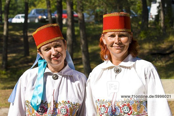 Traditionell gekleidete Frauen auf der Insel Saaremaa  Estland  Baltikum  Europa