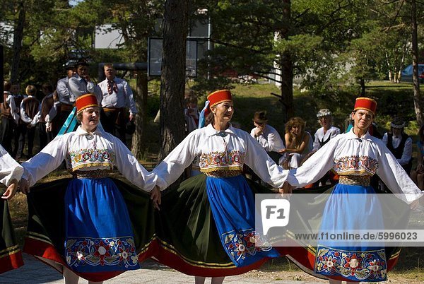 Traditionell gekleidete Frauen Folk dancing show im Insel Saaremaa  Estland  Baltikum  Europa